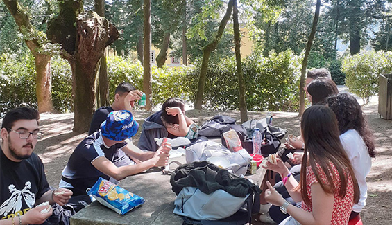 Alunos de Turismo em caminhada até ao Bom Jesus